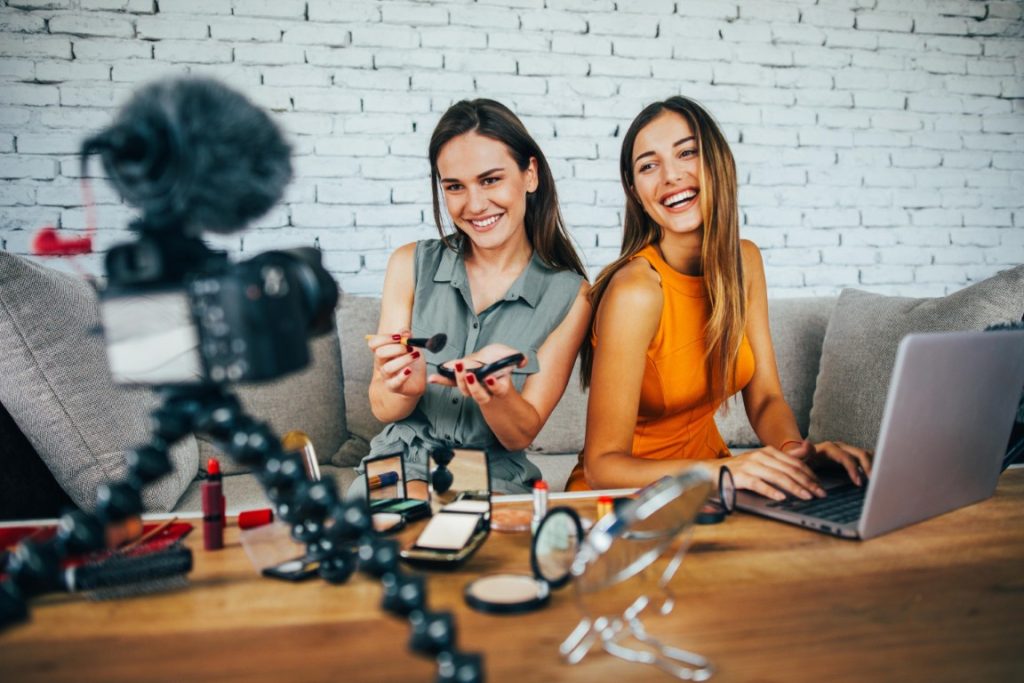 Dos creadoras grabando contenido con productos de cosmética